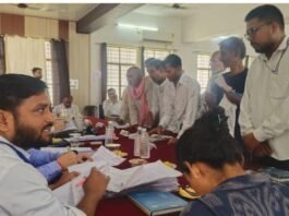 UP: संपूर्ण समाधान दिवस में नहीं पहुंचे डीएम, इंतजार करते रहे फरियादी! एसडीएम की अध्यक्षता में सुनी गईं शिकायतें