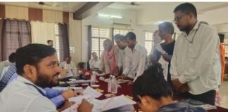 UP: संपूर्ण समाधान दिवस में नहीं पहुंचे डीएम, इंतजार करते रहे फरियादी! एसडीएम की अध्यक्षता में सुनी गईं शिकायतें