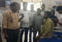 सांप ने डसा तो युवक ने कर दिया बवाल! जिंदा नाग को बाल्टी में बंद कर पहुंच गया अस्पताल