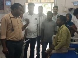 सांप ने डसा तो युवक ने कर दिया बवाल! जिंदा नाग को बाल्टी में बंद कर पहुंच गया अस्पताल