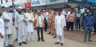 UP: जंतर-मंतर जा रहे कांग्रेसियों को पुलिस ने रोका, शिक्षा मंत्री के इस्तीफे की मांग पर सड़क पर प्रदर्शन