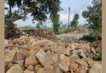 UP: घाघरा की बढ़ती धारा से रेलवे सतर्क, तीसरी रेल लाइन की सुरक्षा के लिए शुरू हुए बचाव कार्य