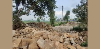 UP: घाघरा की बढ़ती धारा से रेलवे सतर्क, तीसरी रेल लाइन की सुरक्षा के लिए शुरू हुए बचाव कार्य