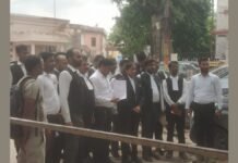 UP: सीतापुर में अधिवक्ताओं का प्रदर्शन, पेपर लीक और छात्रों पर लाठीचार्ज के विरोध में सौंपा ज्ञापन