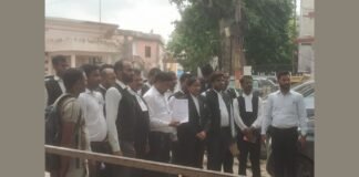 UP: सीतापुर में अधिवक्ताओं का प्रदर्शन, पेपर लीक और छात्रों पर लाठीचार्ज के विरोध में सौंपा ज्ञापन