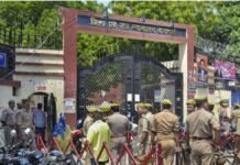 UP: वाराणसी कचहरी से पुलिस हिरासत से भागा चोरी का आरोपी, दो कांस्टेबलों पर गिरी गाज