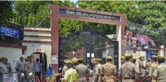 UP: वाराणसी कचहरी से पुलिस हिरासत से भागा चोरी का आरोपी, दो कांस्टेबलों पर गिरी गाज