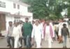 UP: सड़क की बदहाली पर फूटा ग्रामीणों का गुस्सा, सीतापुर डीएम को सौंपा ज्ञापन