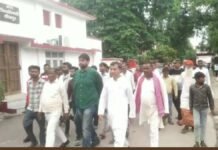 UP: सड़क की बदहाली पर फूटा ग्रामीणों का गुस्सा, सीतापुर डीएम को सौंपा ज्ञापन