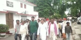 UP: सड़क की बदहाली पर फूटा ग्रामीणों का गुस्सा, सीतापुर डीएम को सौंपा ज्ञापन
