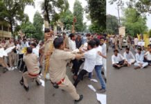 बलिया: NSUI का उग्र प्रदर्शन, पेपर लीक के विरोध में शिक्षा मंत्री की अर्थी फूंकने की कोशिश, पुलिस से झड़प