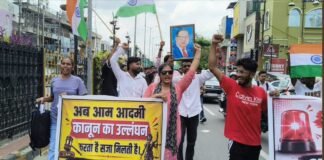 UP: पेपर लीक के विरोध में सहारनपुर में छात्रों का प्रदर्शन, कलेक्ट्रेट पहुंचकर सौंपा ज्ञापन