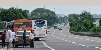UP: वृंदावन कट बना ‘हादसों का हॉटस्पॉट’ बीच सड़क रुक रहीं डग्गेमार बसें, कब जागेगा प्रशासन?