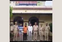 UP: आम के बाग में चल रही जुए की फड़ पर पुलिस का छापा, तीन जुआरी गिरफ्तार