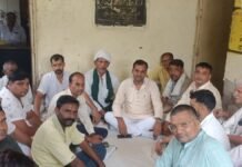 UP: 18 घंटे का दावा, 5 घंटे भी नहीं बिजली…बिजली संकट पर फूटा किसानों का गुस्सा, बिजलीघर पर जड़ दिया ताला