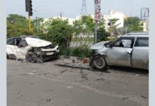 UP: वाराणसी में रिंग रोड पर दो कारों की भीषण टक्कर, पांच लोग गंभीर रूप से घायल; 50 मीटर तक घिसटती रही गाड़ी