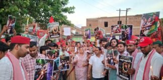 UP: दिल्ली में छात्रों पर पुलिस कार्रवाई के विरोध में सैफई में सपा का कैंडल मार्च