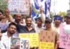 UP: नीट पेपर लीक पर आगरा में Gen Z का अनोखा प्रदर्शन, डाइपर और मेलोडी टॉफी से जताया विरोध