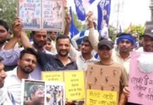 UP: नीट पेपर लीक पर आगरा में Gen Z का अनोखा प्रदर्शन, डाइपर और मेलोडी टॉफी से जताया विरोध
