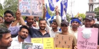 UP: नीट पेपर लीक पर आगरा में Gen Z का अनोखा प्रदर्शन, डाइपर और मेलोडी टॉफी से जताया विरोध