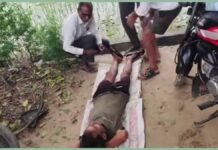 UP: सड़क किनारे बोरी पर लिटाकर लगाए गए टांके, वायरल वीडियो से स्वास्थ्य व्यवस्था पर उठे गंभीर सवाल