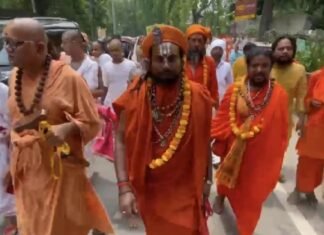 गौ-सम्मान की मांग को लेकर संतों का प्रदर्शन! वाराणसी में 5.5 लाख हस्ताक्षरों के साथ राष्ट्रपति-प्रधानमंत्री को भेजा ज्ञापन