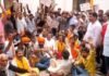 आगरा: गाय को राष्ट्रमाता घोषित करने की मांग, जिला मुख्यालय पर सनातनियों का प्रदर्शन