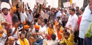 आगरा: गाय को राष्ट्रमाता घोषित करने की मांग, जिला मुख्यालय पर सनातनियों का प्रदर्शन