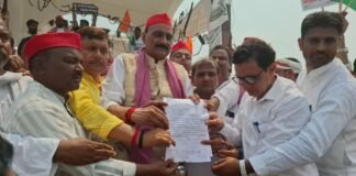 UP: जौहर विश्वविद्यालय के समर्थन में मुगलसराय में विपक्ष का प्रदर्शन, राष्ट्रपति के नाम भेजा ज्ञापन