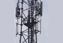 UP: पैसों के विवाद में मोबाइल टावर पर चढ़ा युवक, घंटों चला हाई-वोल्टेज ड्रामा