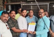 UP: रायबरेली में बिजली कटौती पर भड़के व्यापारी, एक्सईएन कार्यालय का किया घेराव