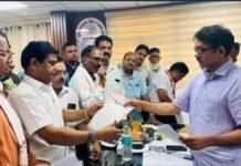 UP: GST ऑफिस में व्यापारियों का हंगामा, 12 सूत्रीय मांगों को लेकर अधिकारियों से तीखी नोकझोंक