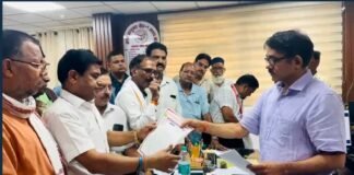 UP: GST ऑफिस में व्यापारियों का हंगामा, 12 सूत्रीय मांगों को लेकर अधिकारियों से तीखी नोकझोंक