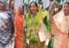 UP: अमेठी में सड़क निर्माण में देरी पर फूटा महिला किसानों का गुस्सा, जिला पंचायत कार्यालय का घेराव कर सौंपा ज्ञापन