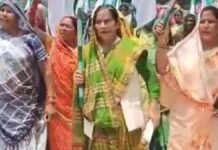 UP: अमेठी में सड़क निर्माण में देरी पर फूटा महिला किसानों का गुस्सा, जिला पंचायत कार्यालय का घेराव कर सौंपा ज्ञापन