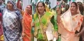 UP: अमेठी में सड़क निर्माण में देरी पर फूटा महिला किसानों का गुस्सा, जिला पंचायत कार्यालय का घेराव कर सौंपा ज्ञापन
