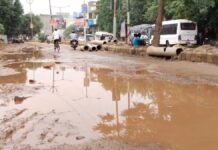 UP: आगरा में गड्ढों से बेहाल 100 फुटा रोड, स्थानीय लोगों ने उठाए सवाल