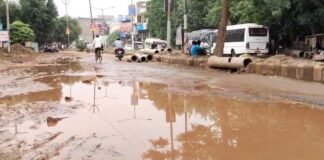 UP: आगरा में गड्ढों से बेहाल 100 फुटा रोड, स्थानीय लोगों ने उठाए सवाल