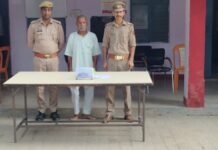 UP: मथुरा में जमीन विवाद के बीच 70 वर्षीय बुजुर्ग ने लहराया तमंचा, पुलिस ने किया गिरफ्तार