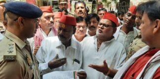 UP: अखिलेश यादव का पुतला फूंके जाने पर भड़की सपा, मिर्जापुर में कार्यकर्ताओं ने किया जोरदार प्रदर्शन