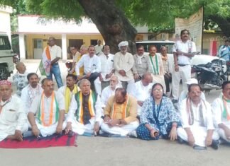 मिर्जापुर: राहुल गांधी का पुतला फूंकने पर कांग्रेस का प्रदर्शन, बीजेपी पर लगाया आरोप