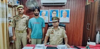 ’21 डेबिट कार्ड और 4 मोबाइल…’, UP के इस जिले में साइबर ठगी गिरोह का भंडाफोड़, एक आरोपी गिरफ्तार