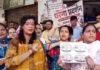 UP: आगरा में शराब की दुकान के खिलाफ महिलाओं का प्रदर्शन, बोलीं- किसी भी कीमत पर नहीं खुलने देंगे ठेका