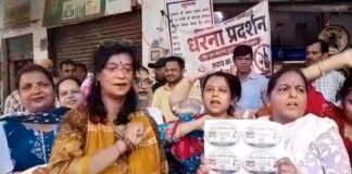 UP: आगरा में शराब की दुकान के खिलाफ महिलाओं का प्रदर्शन, बोलीं- किसी भी कीमत पर नहीं खुलने देंगे ठेका