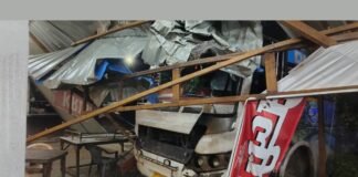 UP: ब्रेक फेल होते ही मौत बनकर दौड़ी डबल डेकर बस, होटल में घुसी, चार यात्री गंभीर, एक रेफर