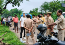 UP: बांदा में गांव के बाहर मिला अज्ञात युवक का शव, पहचान में जुटी पुलिस