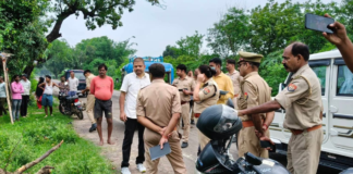 UP: बांदा में गांव के बाहर मिला अज्ञात युवक का शव, पहचान में जुटी पुलिस