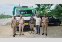 UP: DCM में बेजुबानों पर बेरहमी, 14 भैंसों को ठूंस-ठूंसकर ले जा रहे थे तस्कर, पुलिस ने बीच रास्ते दबोचा