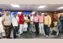 UP: मां शाकुंभरी देवी विश्वविद्यालय में BHL टीम को मिला ‘यूथ आइकॉन अवार्ड, 135 बार रक्तदान करने वाले मुदस्सिर नदीम का सम्मान