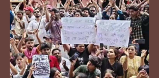 UP: जौनपुर में शिक्षा मंत्री के खिलाफ प्रदर्शन, डीएम कार्यालय के सामने धरने पर बैठे कार्यकर्ता